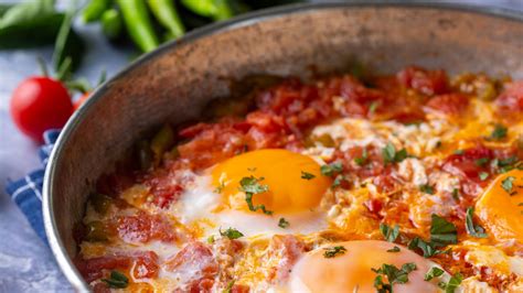  メンメン(Menemen)! 濃厚なトマトソースとふわふわの卵が織りなすトルコの朝食定番