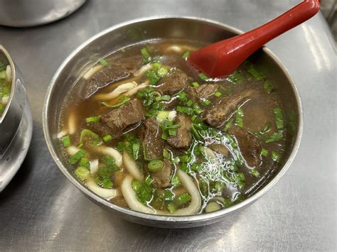  山東牛肉麺は、濃厚なスープと bouncy な麺の絶妙なハーモニーで、あなたを中華料理の世界へ誘います！